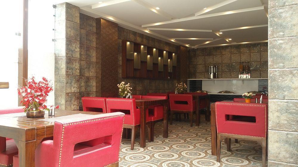 Hotel Sunstar Heritage Delhi  Exteriör bild
